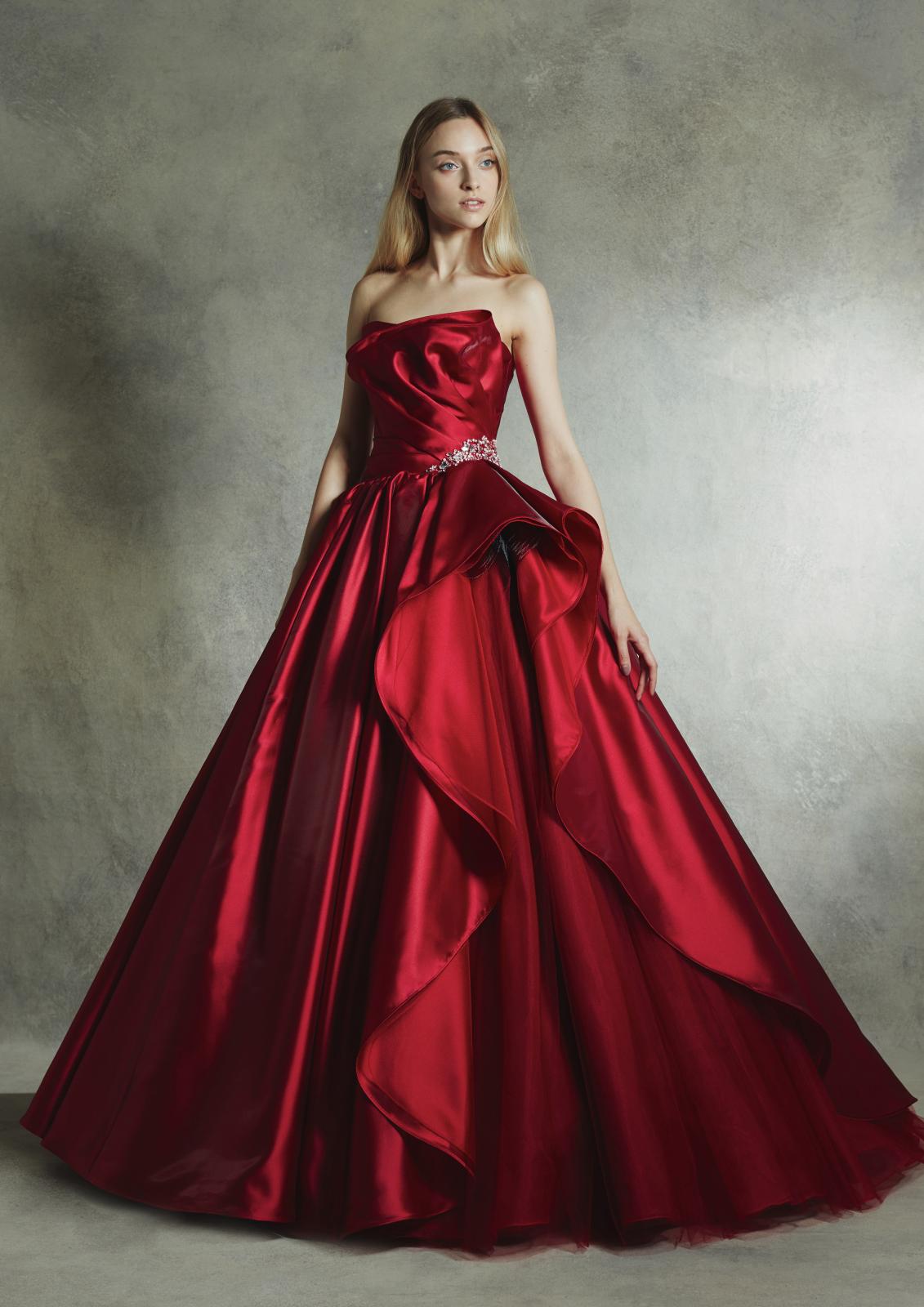 完璧な美しいドレスラインでリュクスな煌きが思わず見惚れる一着。ディープレッドに染め上げより贅沢に。