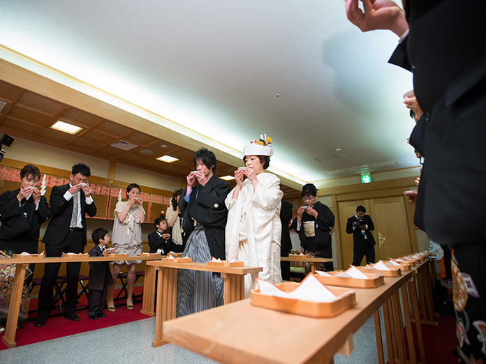 杯を重ねることで家族親族の固い円を結ぶとの意味が込められている