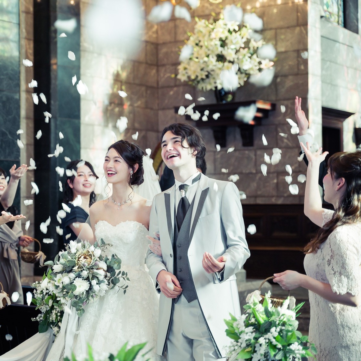 多くの花嫁が一目で恋に落ちる大聖堂のアンティークパイプオルガンは、英国の教会から譲り受けたもの