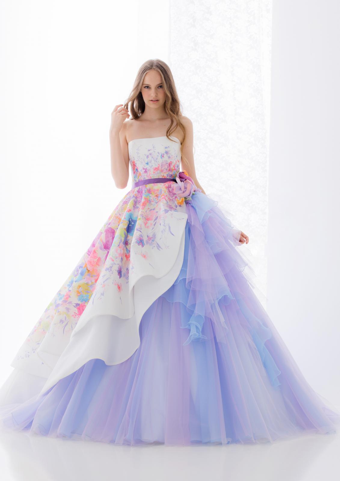 旬のパステルカラーをベースに柔らかなラベンダーの花々が印象的。凛とした中にも優しい空気感を演出。