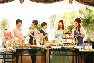 カラードレスでそのまま二次会。お気に入りのドレスでずっとそのまま大切な友達といつもの笑顔でフォトジェニックなひと時を。