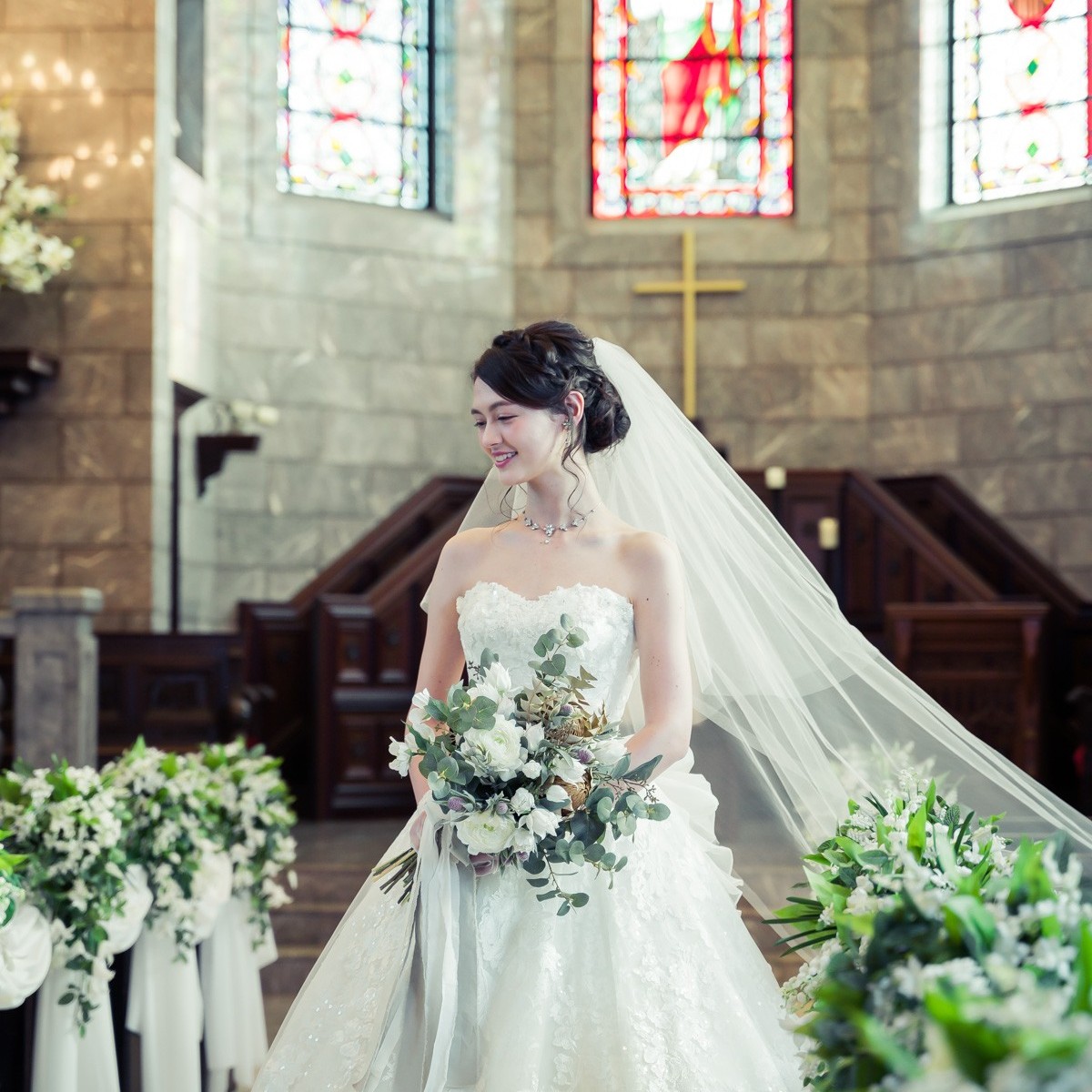 ステンドグラスから毀れる宝石色の光に包まれて聖なる挙式を叶えて