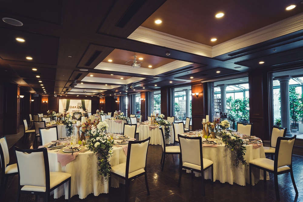 光と緑に囲まれた湖畔の別荘。イングリッシュガーデンをイメージした空間で、上質なナチュラルパーティを。<br />
オープンテラスとパーティルームを行き来しながら、開放感のある結婚式を叶えませんか？