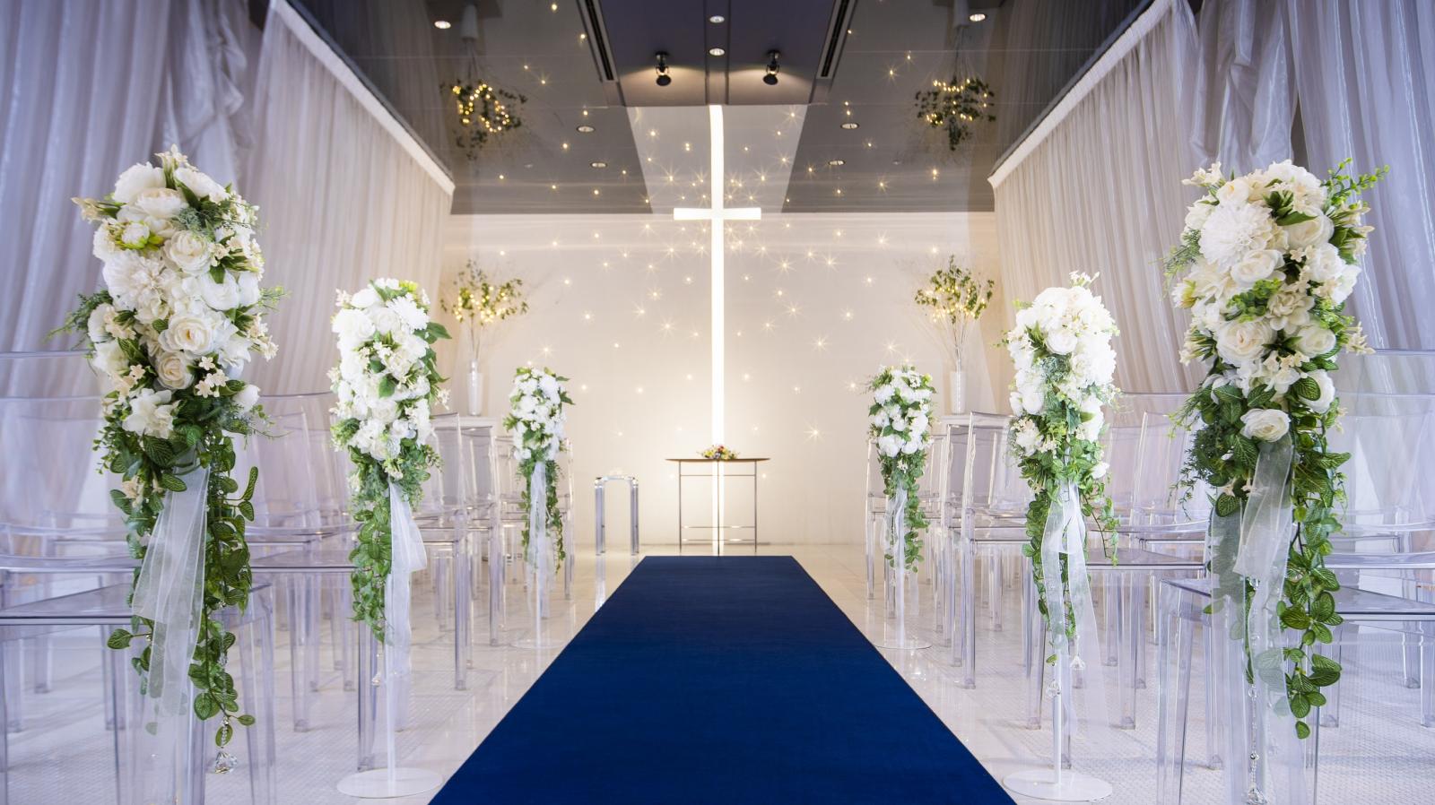 透明感のある白のチャペルを、間接照明が印象的に彩ります。