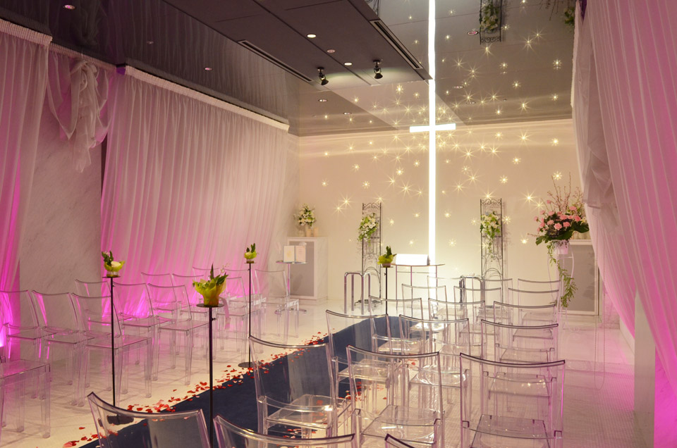 透明感のある白のチャペルを、間接照明が印象的に彩ります。