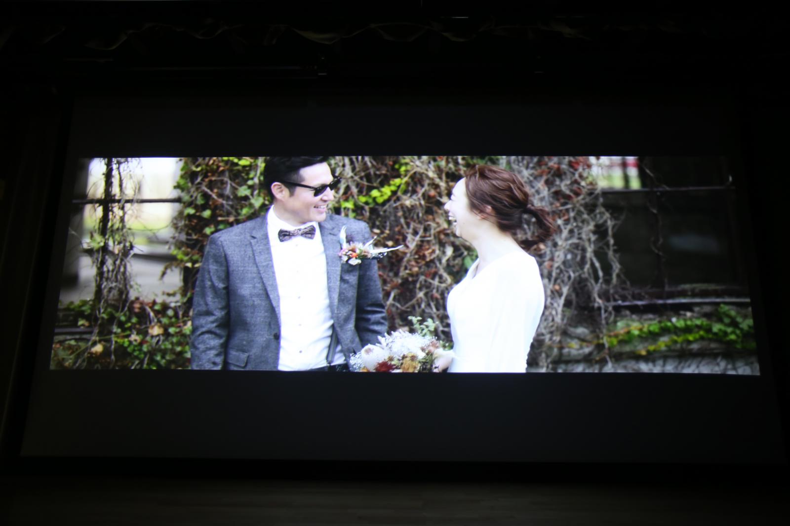 ４Kプロジェクター、300インチの大型スクリーンで<br />
大迫力・高画質のシネマ婚に