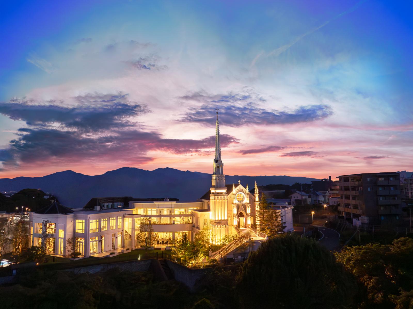 神秘的な空間　ライトアップでまるで本物のお城のような存在感に