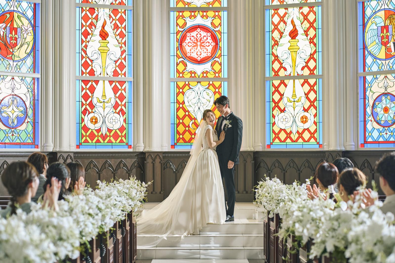 すべてのゲストに見守られながら歩くバージンロードは祝福の笑顔に包まれる