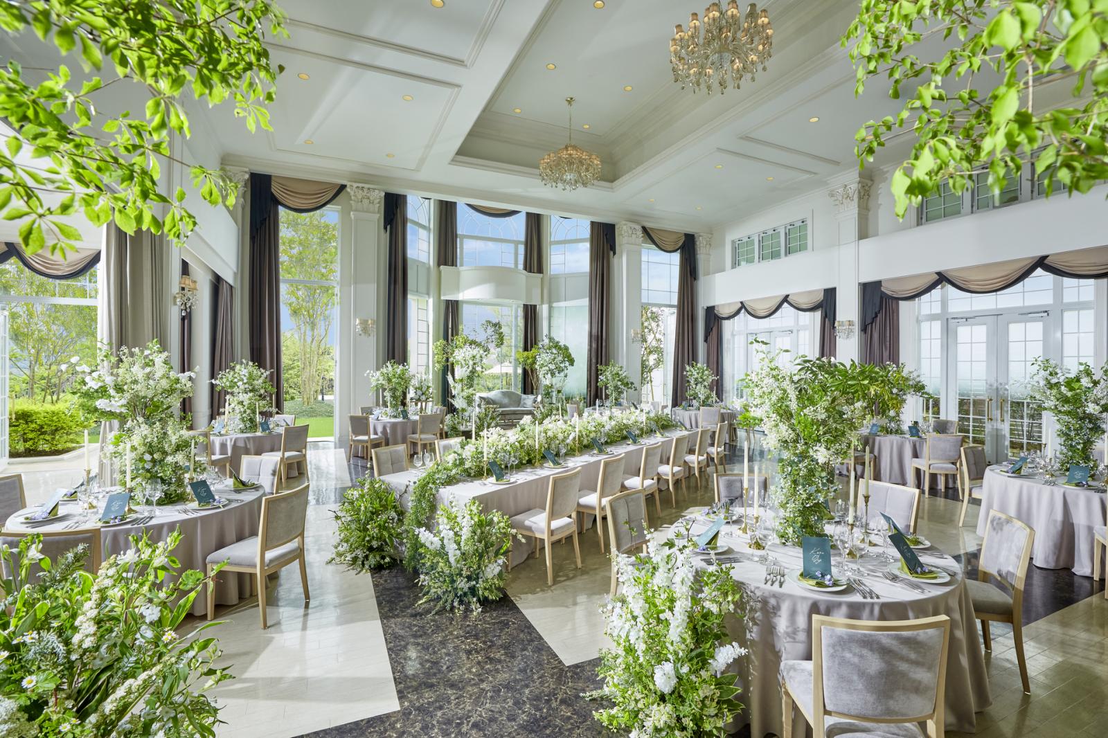 緑に祝福されるクラシカルなバンケット。300インチ特大ロールスクリーンを使った映像演出はゲストからも好評。