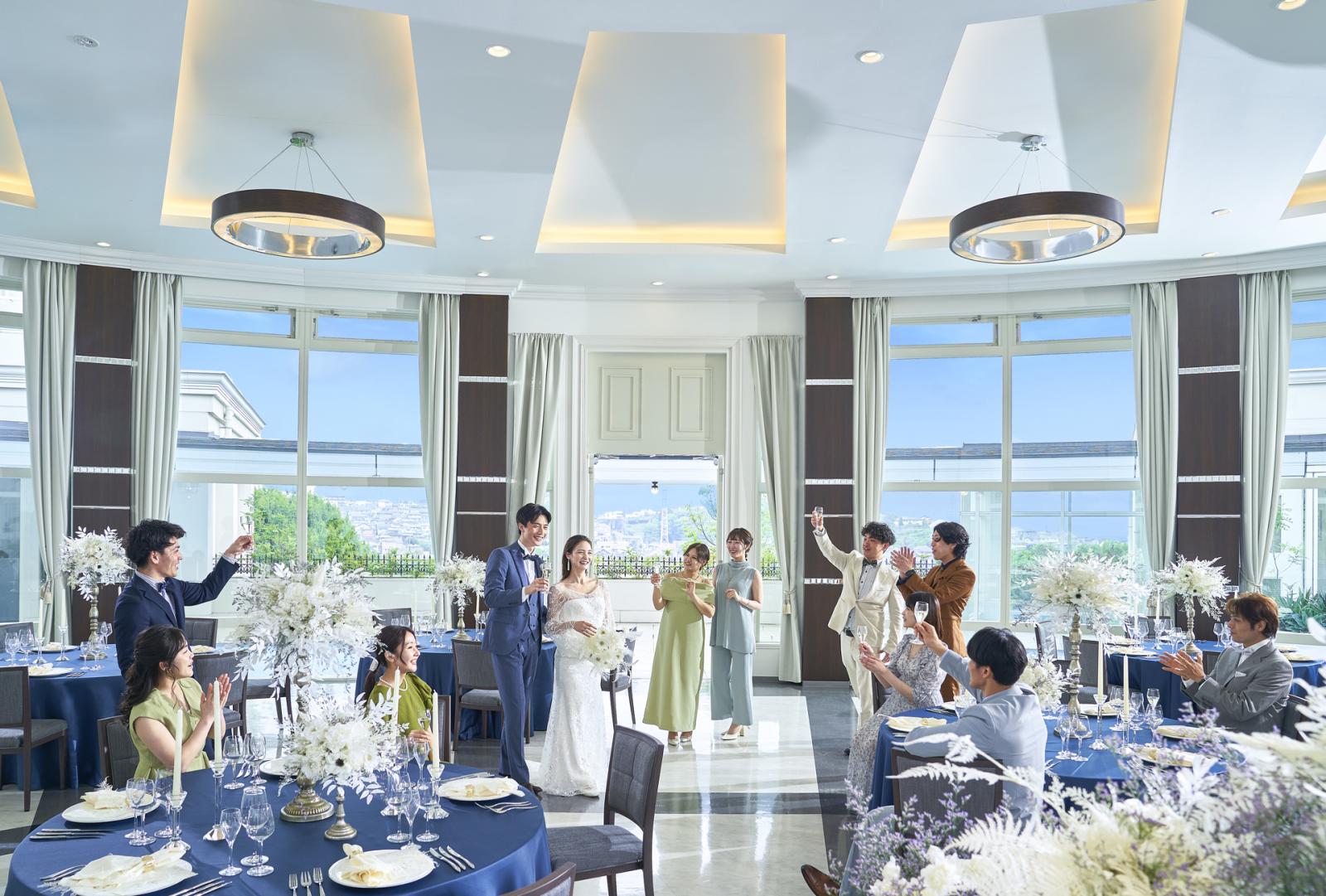 少人数のパーティにも対応できる扇形の会場でアットホームでカジュアルな披露宴を