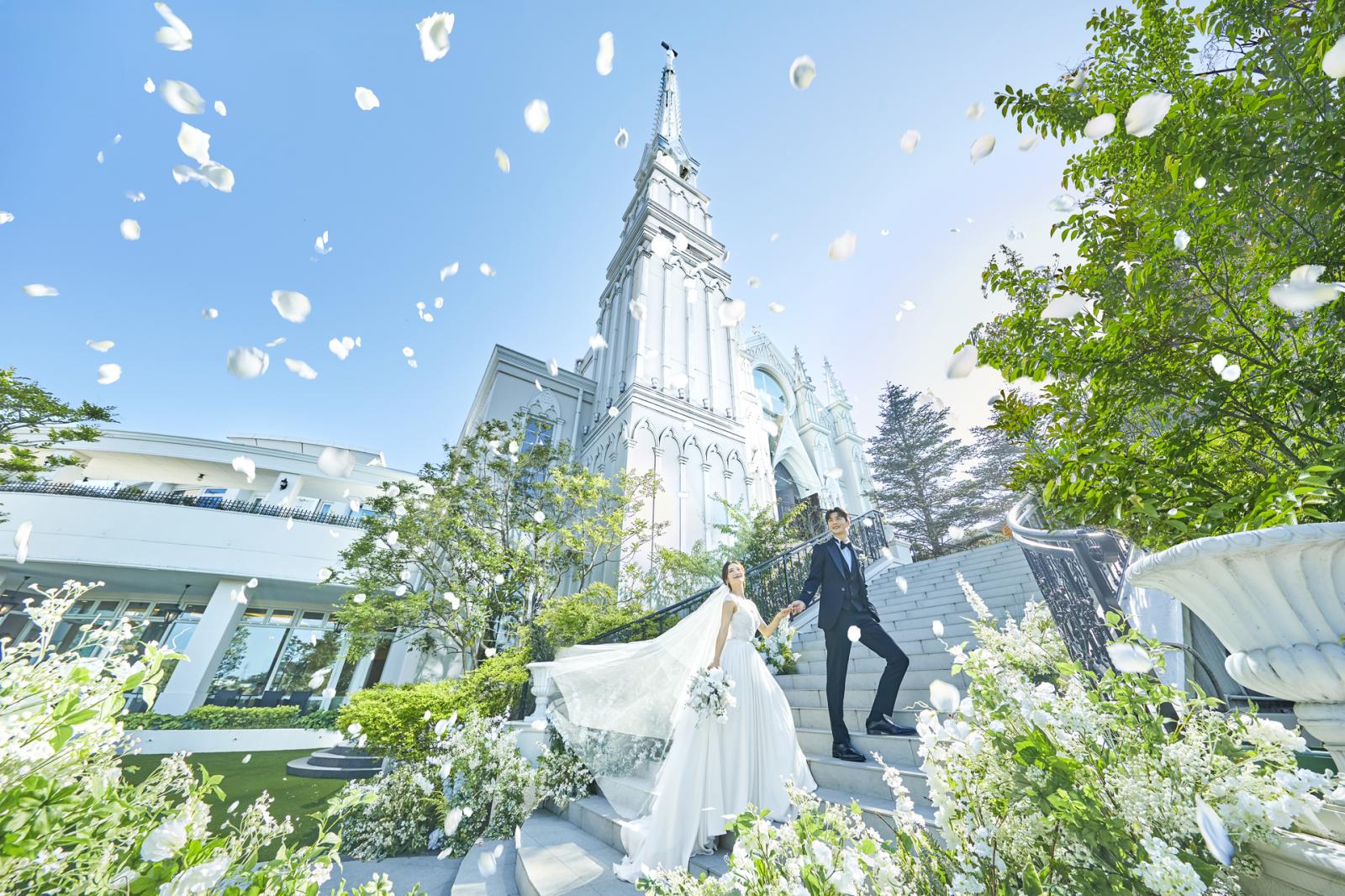 おふたりを包む幸せの鐘の音に合わせてゲストの笑顔とともにガーデンセレモニーを