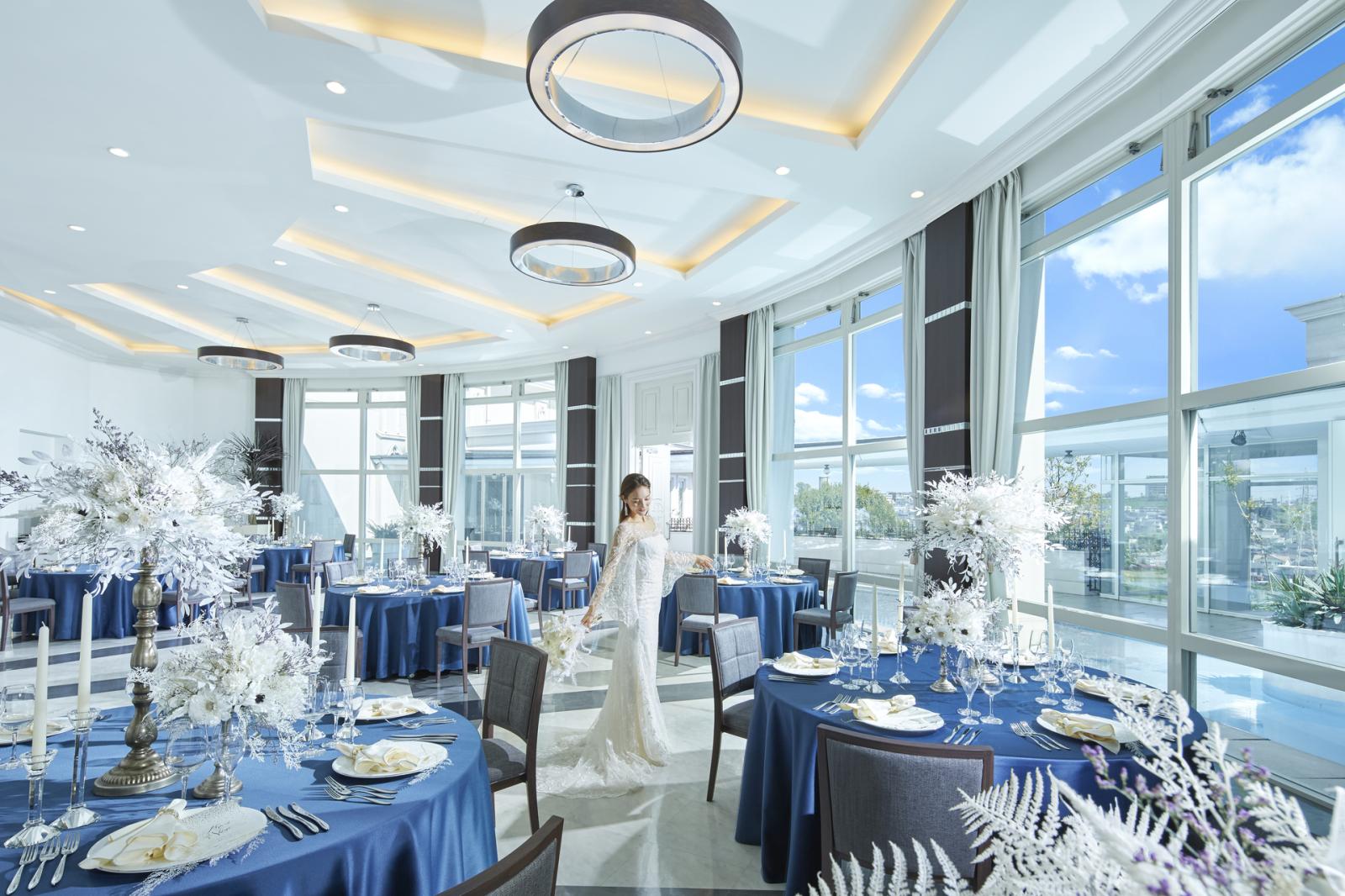 広がる青空と街並みがおふたりとゲストの幸せに満ちたパーティを彩ります