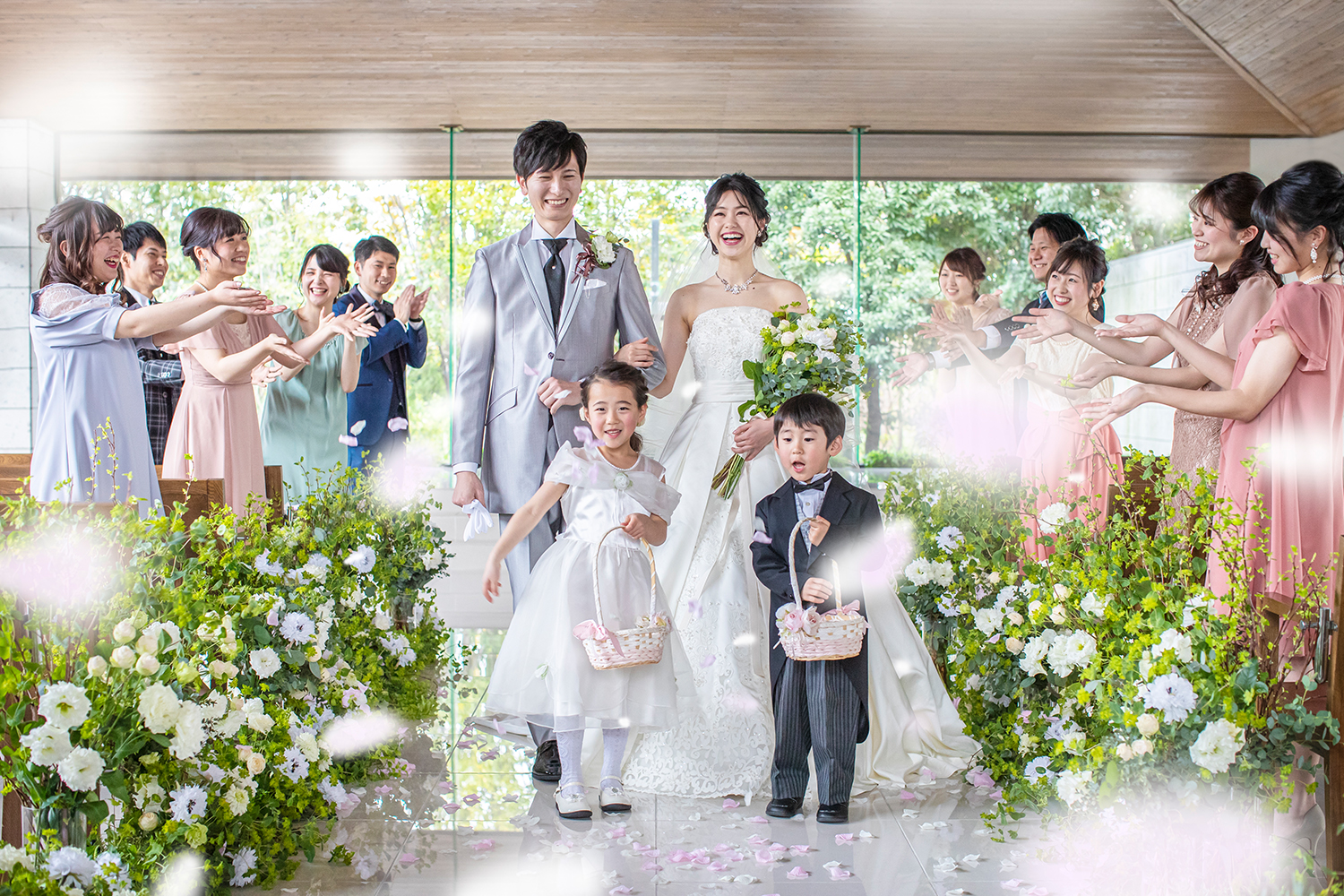 フラワーガール、フラワーボーイとともに