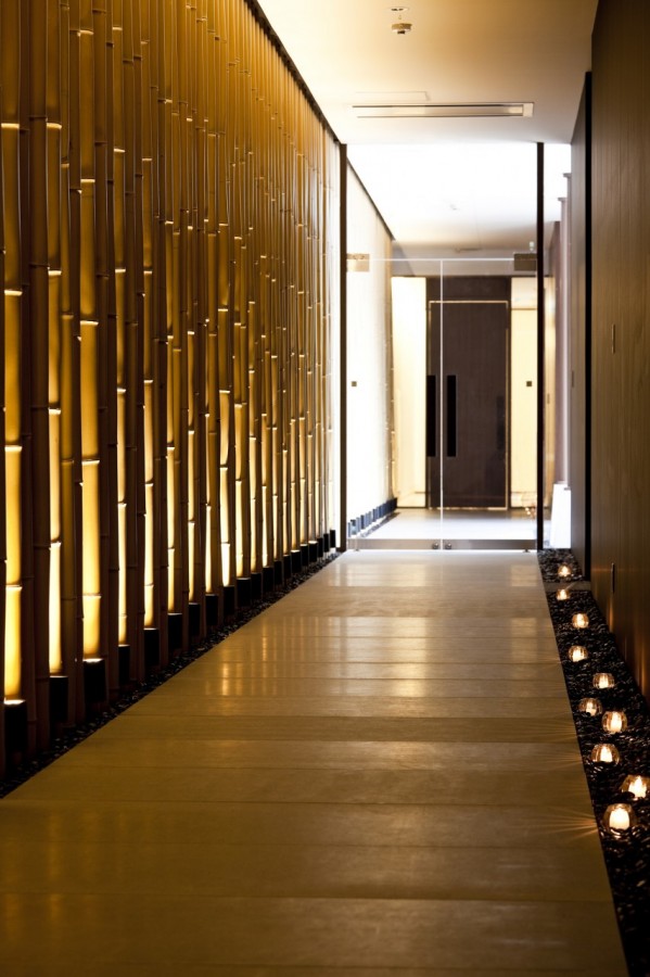 竹のアプローチ