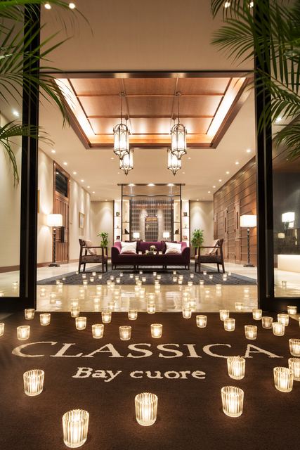 夜景も映える会場。移ろいゆく情景も演出の一つ