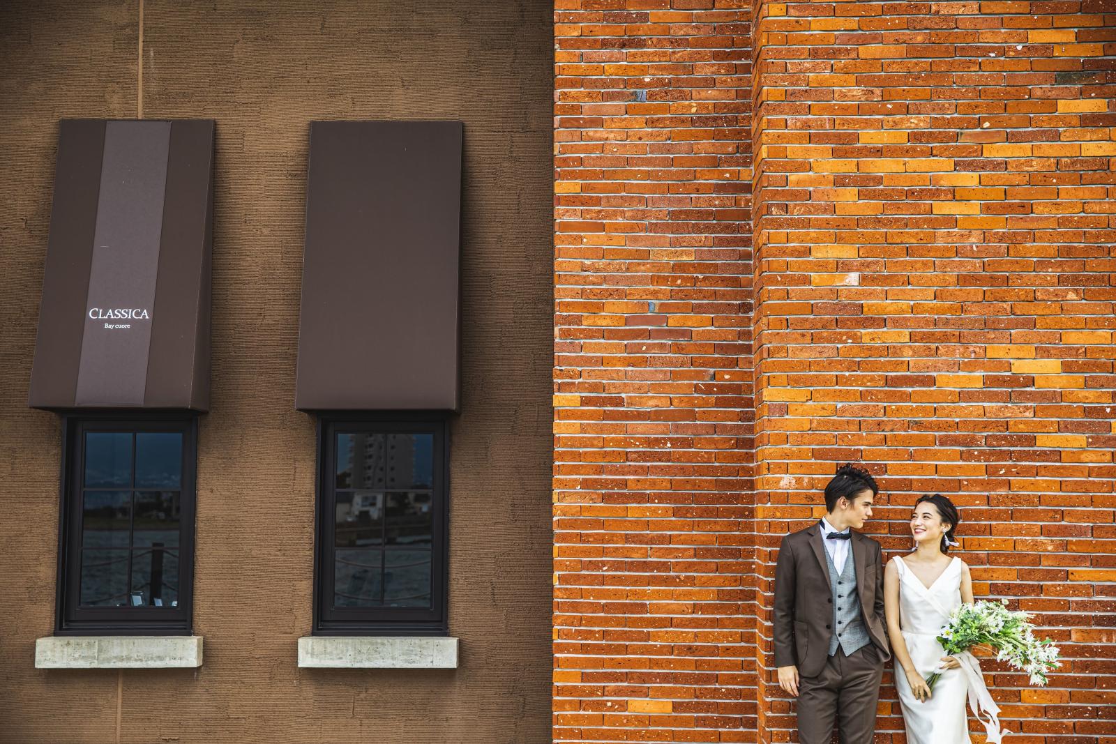 赤レンガバックのフォトシューティング