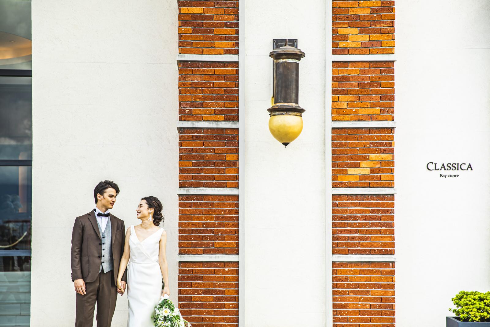 会場内のフォトスポットだけでなく赤レンガの外観や周辺のかんたん港園でのロケーション撮影も人気