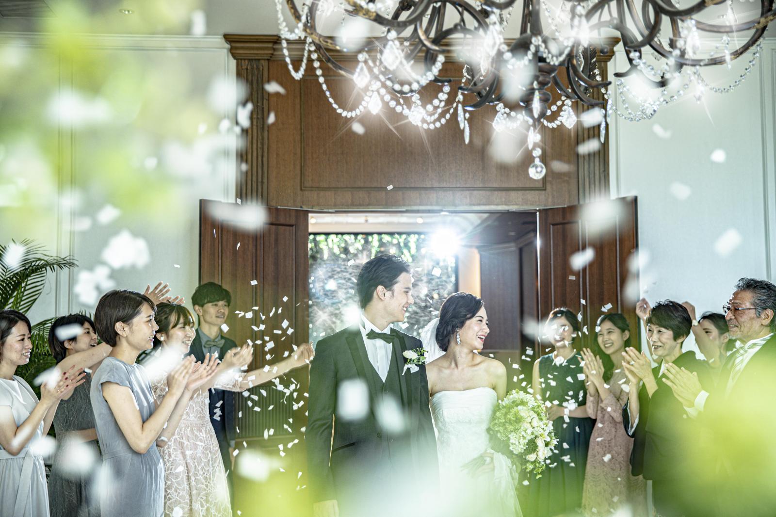 フラワーシャワーで皆様からの祝福を！ゲストも自然と笑顔になる瞬間です