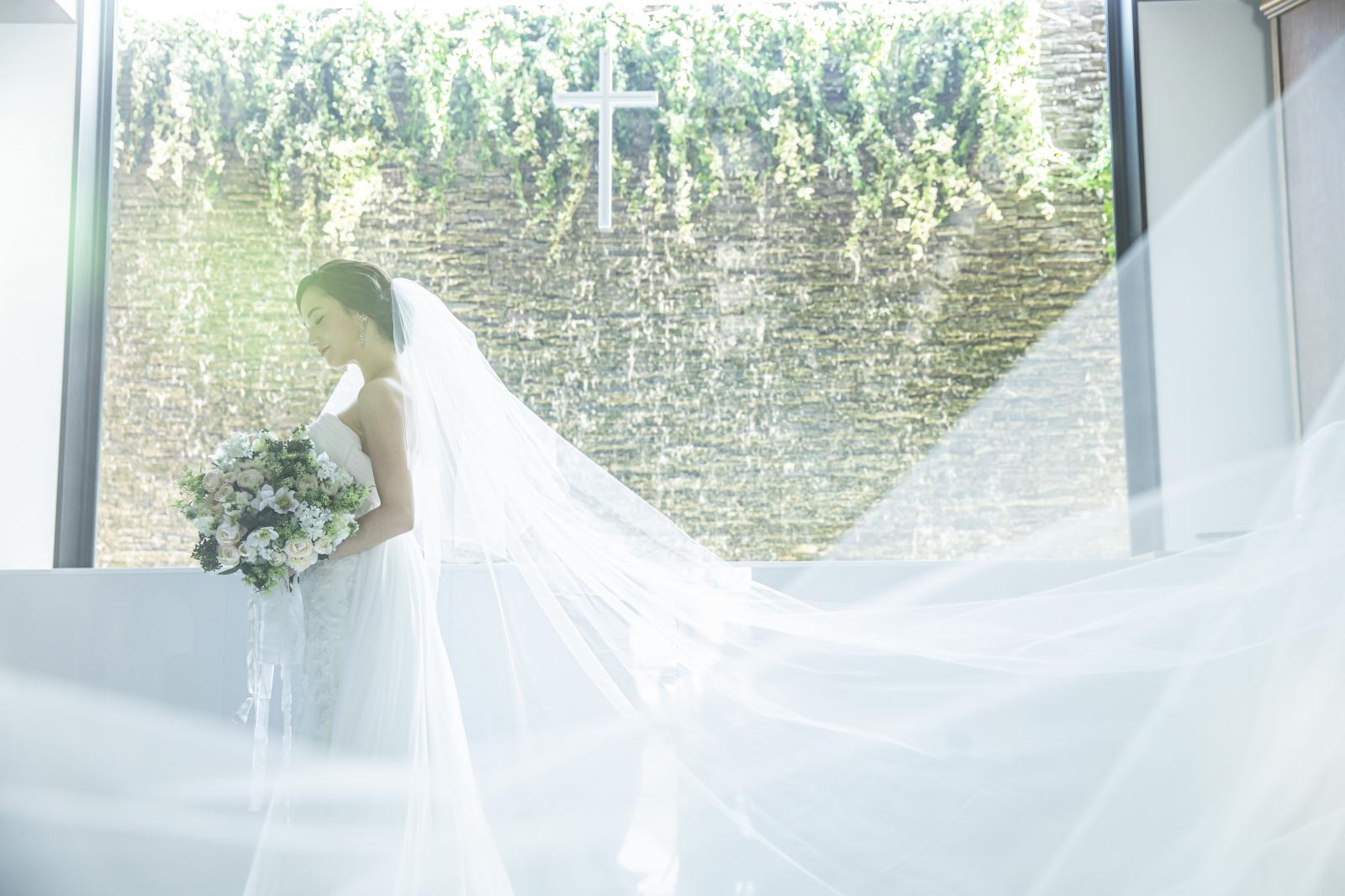 煌めく水の祭壇は神聖なチャペルをより輝かせる
