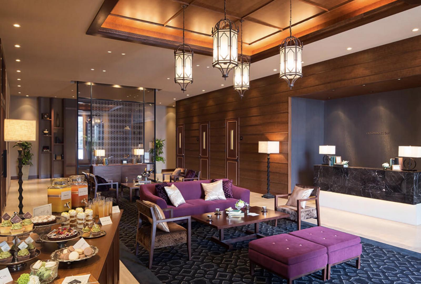 ゲストをお出迎えする重厚感のあるロビー　ウエルカムパーティーやデザートビュッフェもおすすめ！