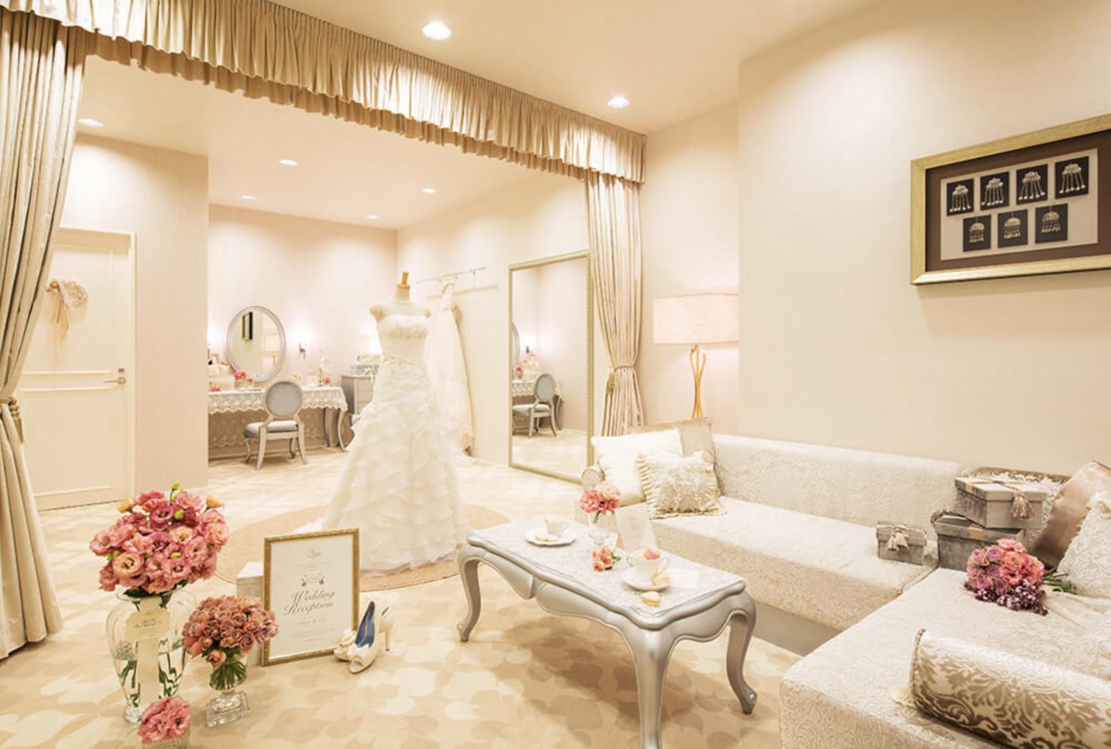 広々としたおふたり専用のブライズルーム。結婚式の前も後もゆったり使える贅沢空間。