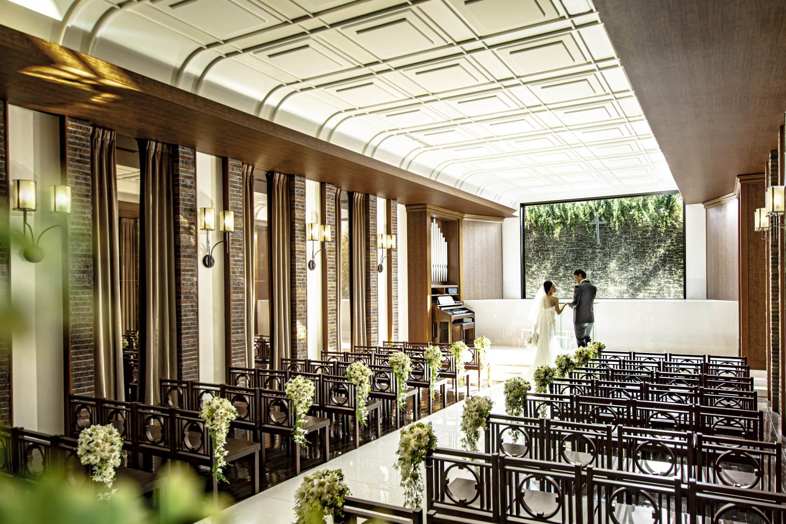 挙式の舞台となるチャペルは純白のバージンロードに注ぐ自然光が美しく演出。