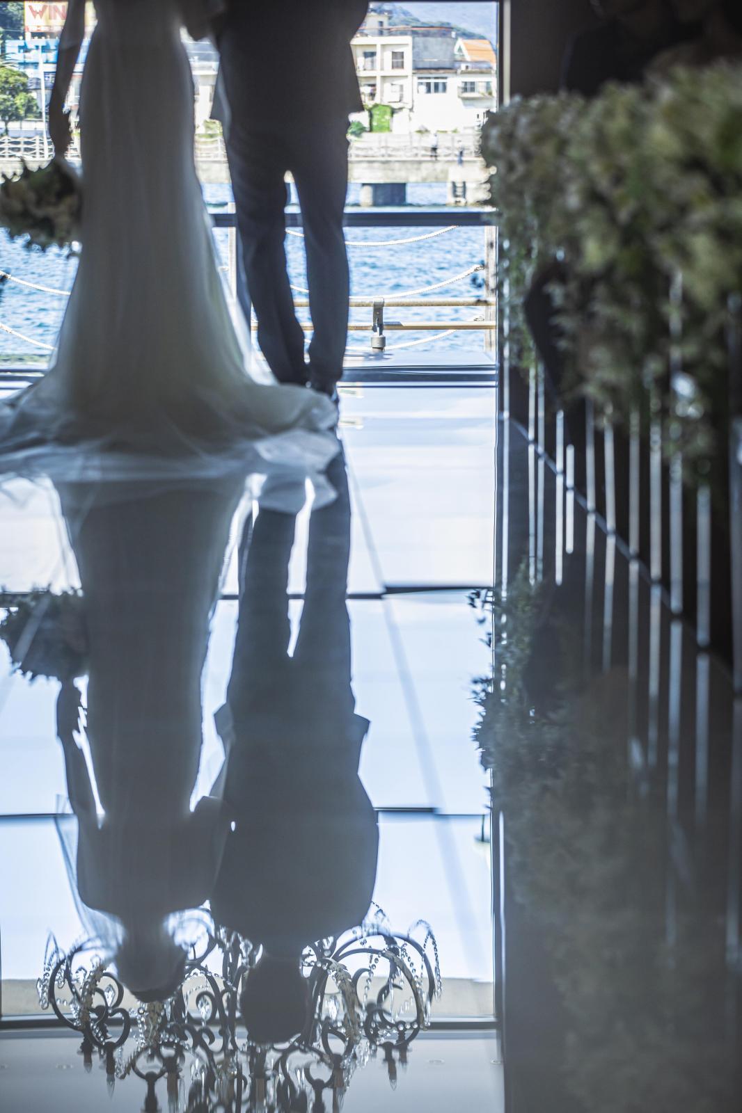 おふたりのシルエットが反射するチャペルバージンロード