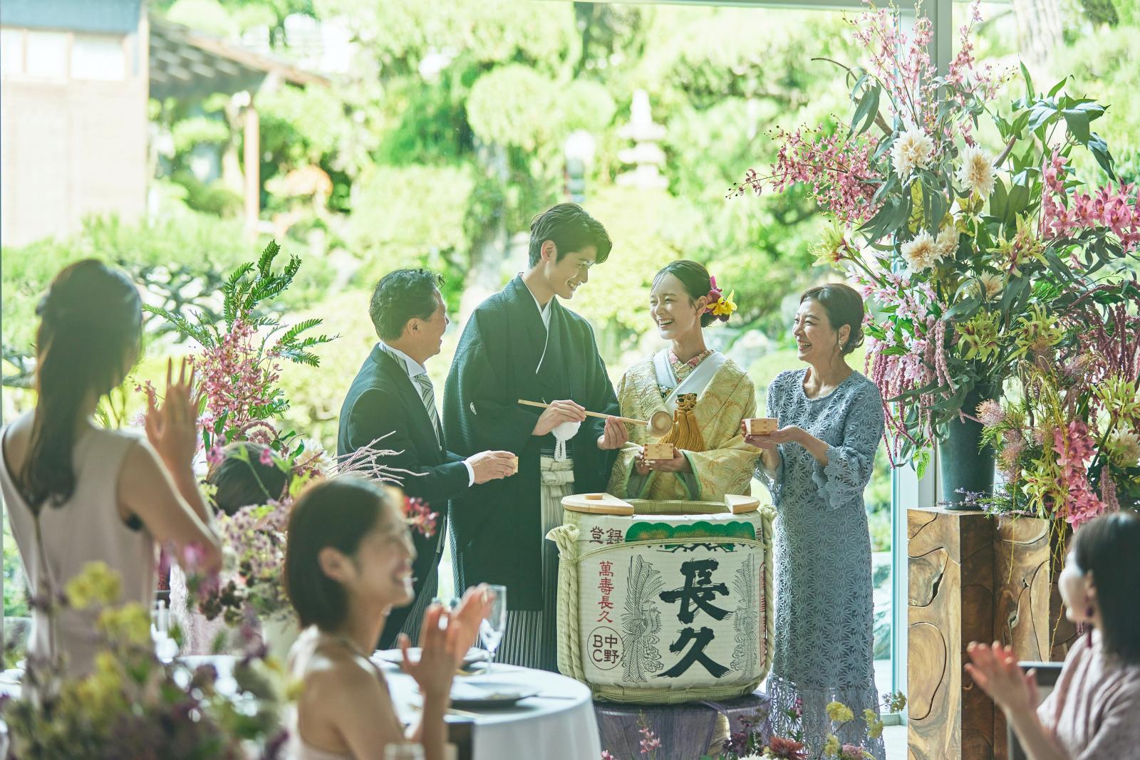 木槌の音とともに祝福が広がる。伝統の鏡開きで、晴れやかな門出を