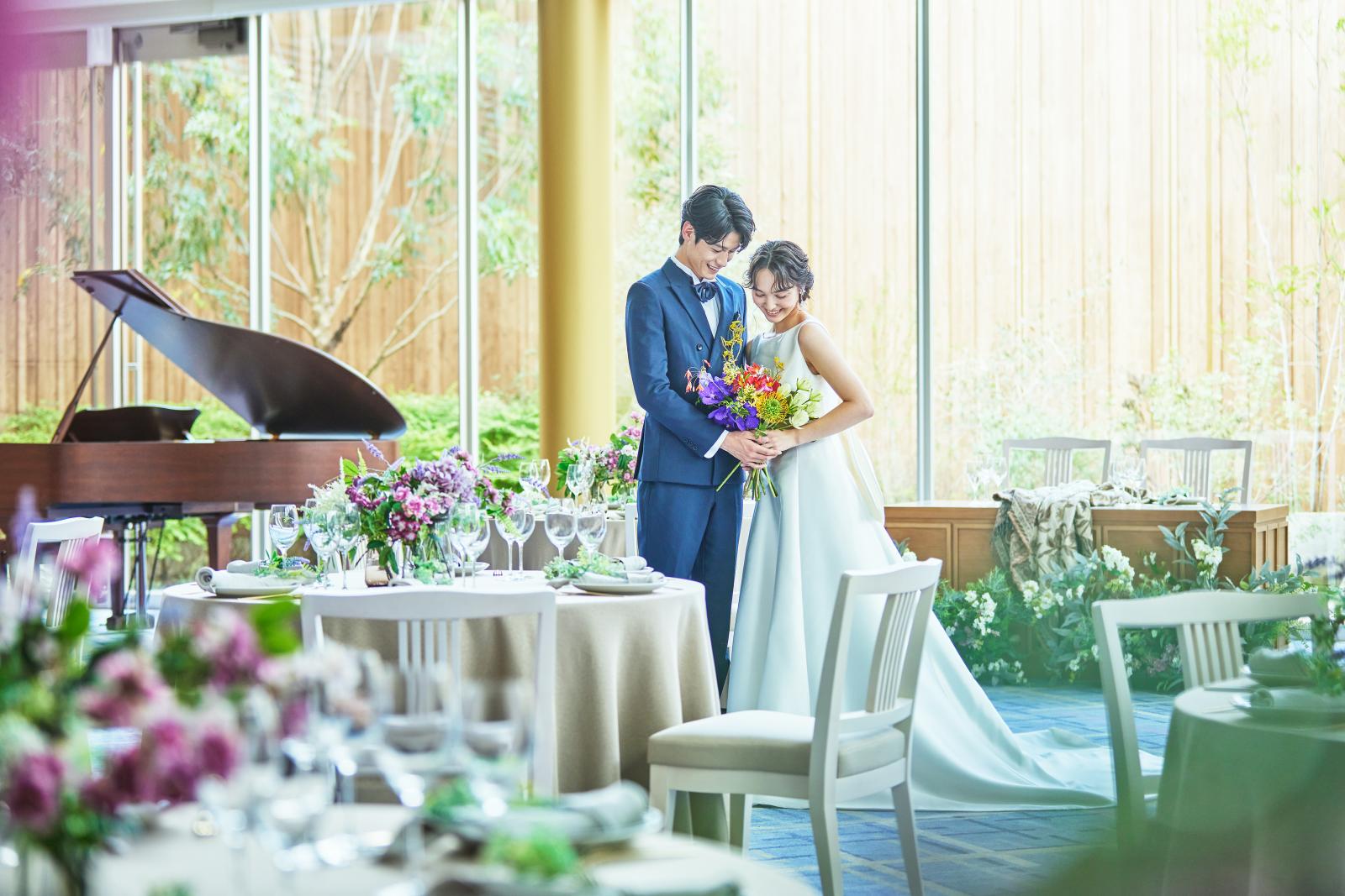 溢れる陽光が花嫁のナチュラルな魅力を引き出すパーティ会場でやすらぎのひと時を