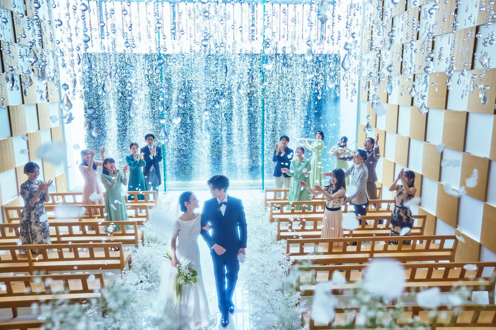 水のきらめきとやわらかな陽光が祝福する