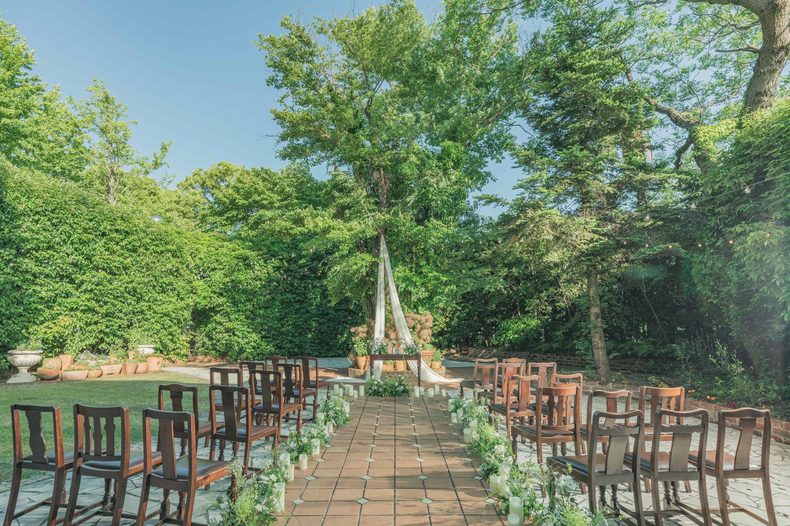 貸切会場だから出来るガーデン挙式も大人気♪<br />
緑豊かな邸宅で叶える挙式で写真も映えるガーデン挙式。<br />
※雨天の場合はチャペルに変更可能