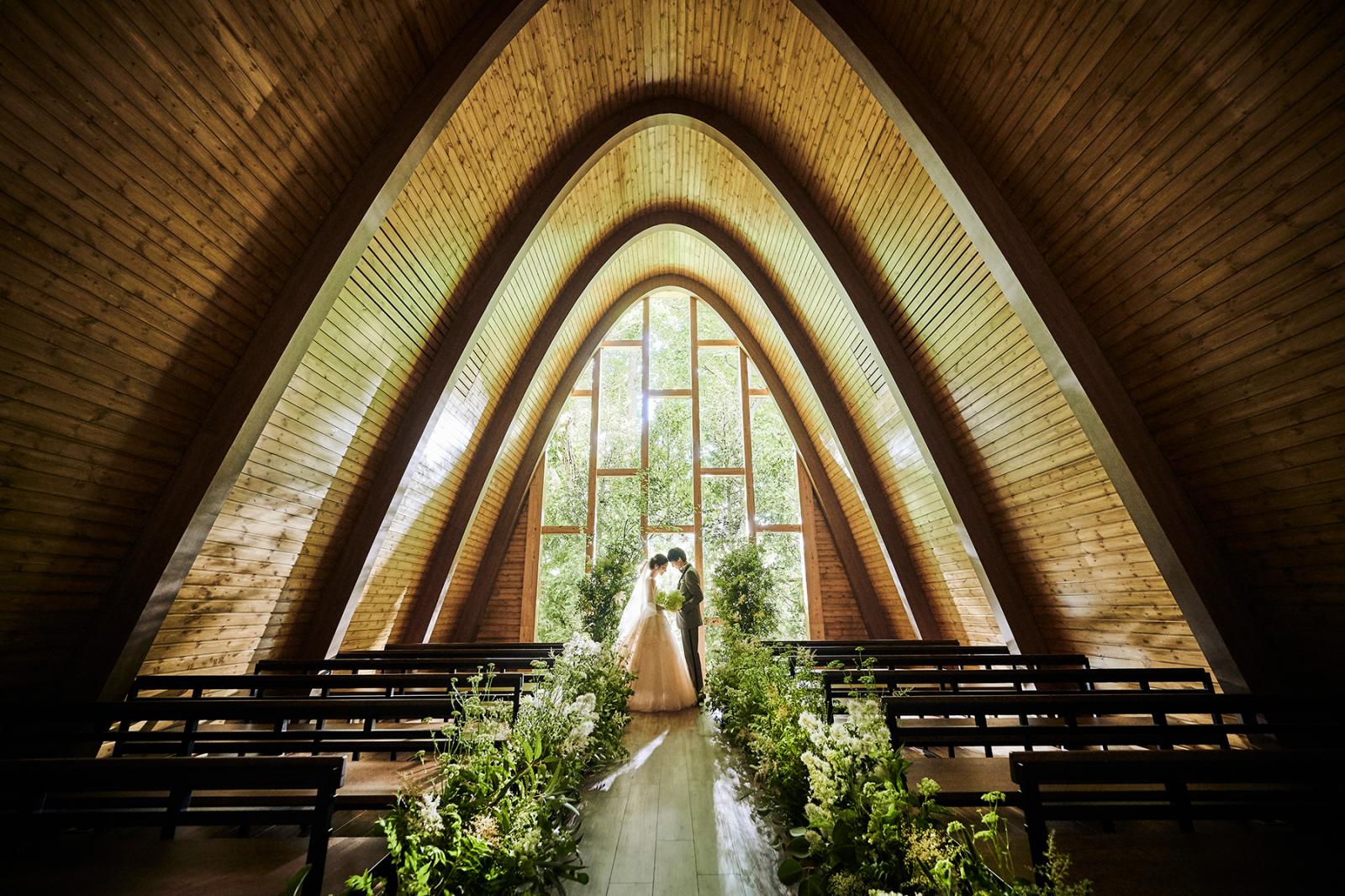 森のチャペルで挙式の後は一軒家貸切のパーティ会場で上質なウエディングを
