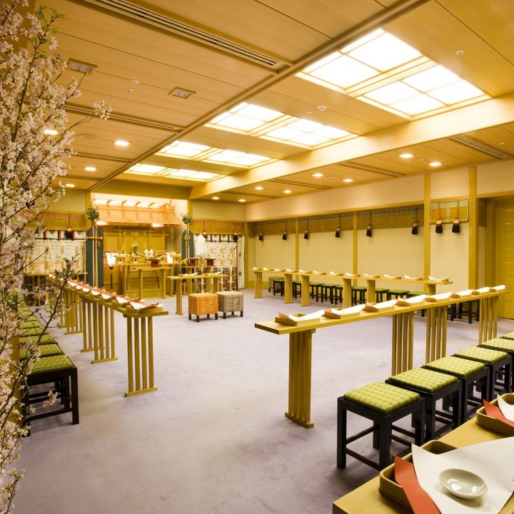 木目を生かした温かくも厳かな館内神殿。