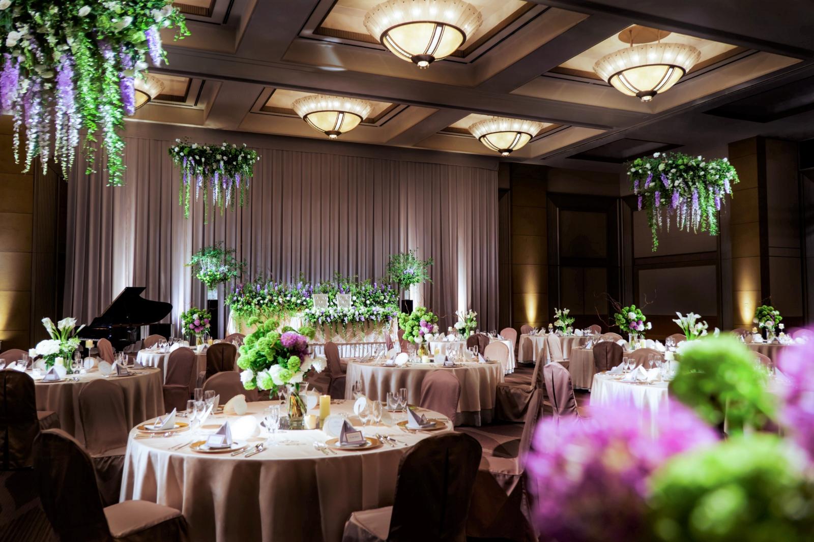 大阿蘇草千里の雄大な大自然を表現しました。8メートルの天井が開放的です。<br />
最新の音響照明が、ドラマティックな披露宴を演出します。