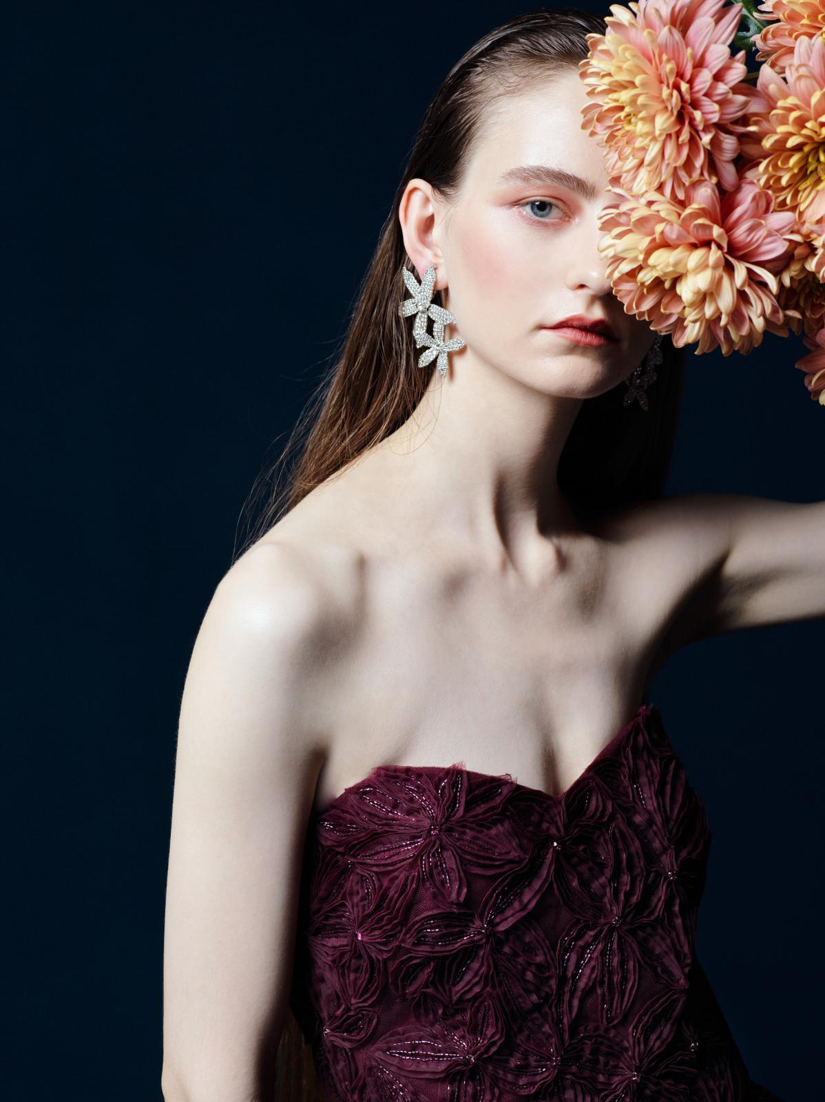 深いボルドーカラーがシックで大人な印象。立体的なフラワーモチーフが、唯一無二の存在感を放ちます