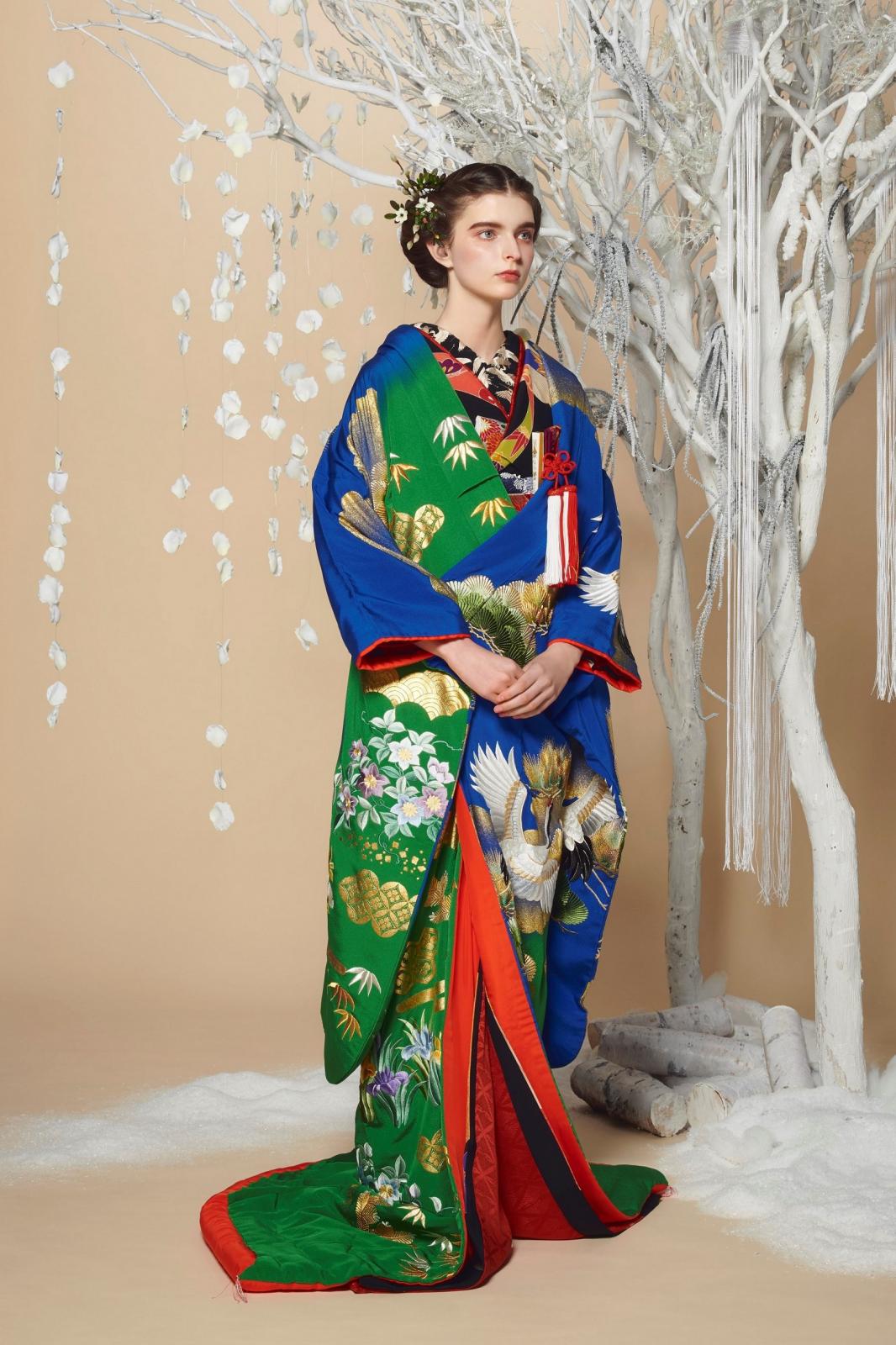 鮮やかな瑠璃紺と常磐色に大胆に染め分けた色打掛。