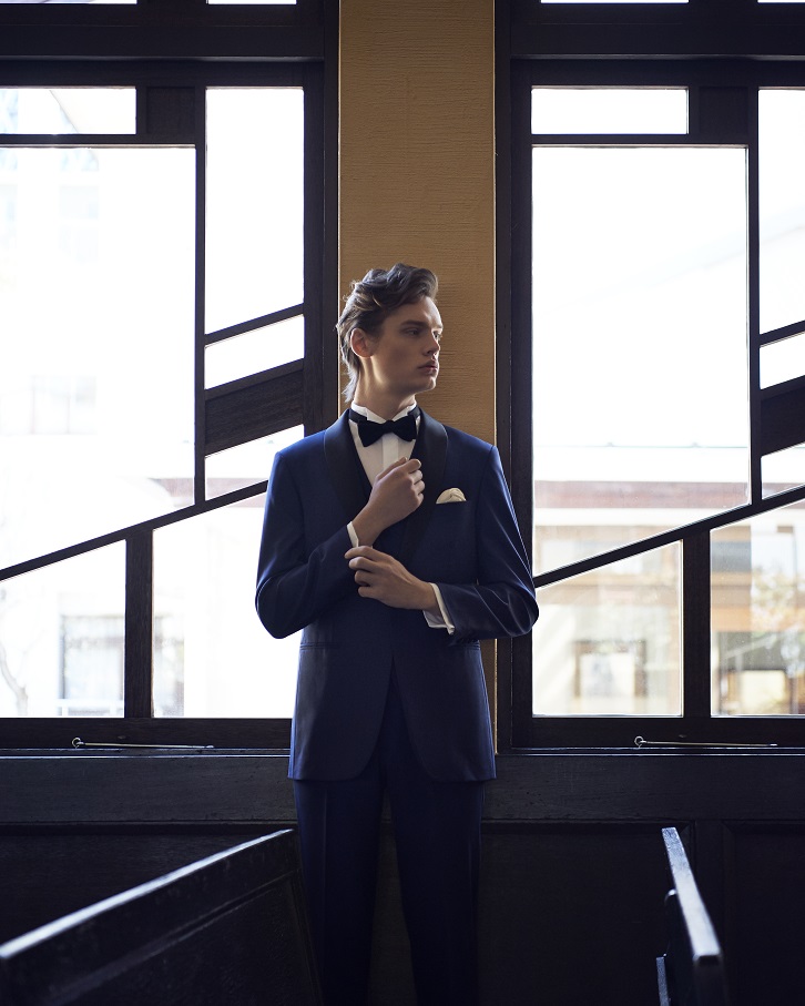 艷やかなブルーのタキシード。<br />
微光沢のある生地は、軽く仕上げ着心地のいい1着です。