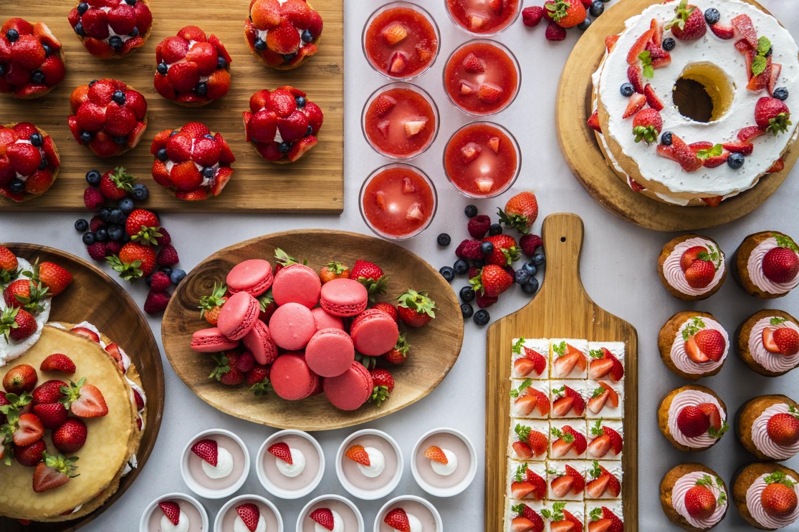 お料理のクライマックスを飾る、個性豊かなデザートの数々。<br />
旬を採り入れた味覚と色彩は、結婚式の記憶とともにお客様の心に刻まれます。