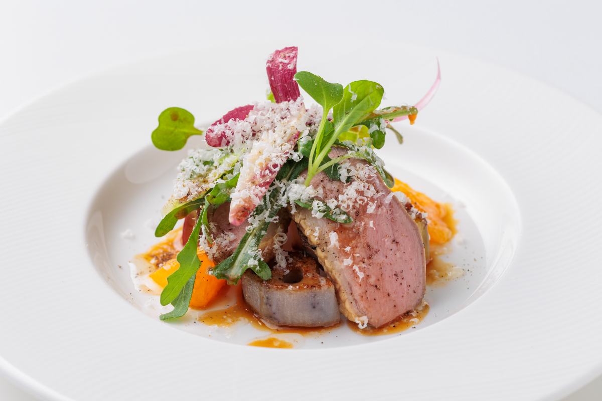 欧州産鴨胸肉のロティ熊本県産野菜と果実のサラダ仕立て　メープルアンバーのヴィネグレット……