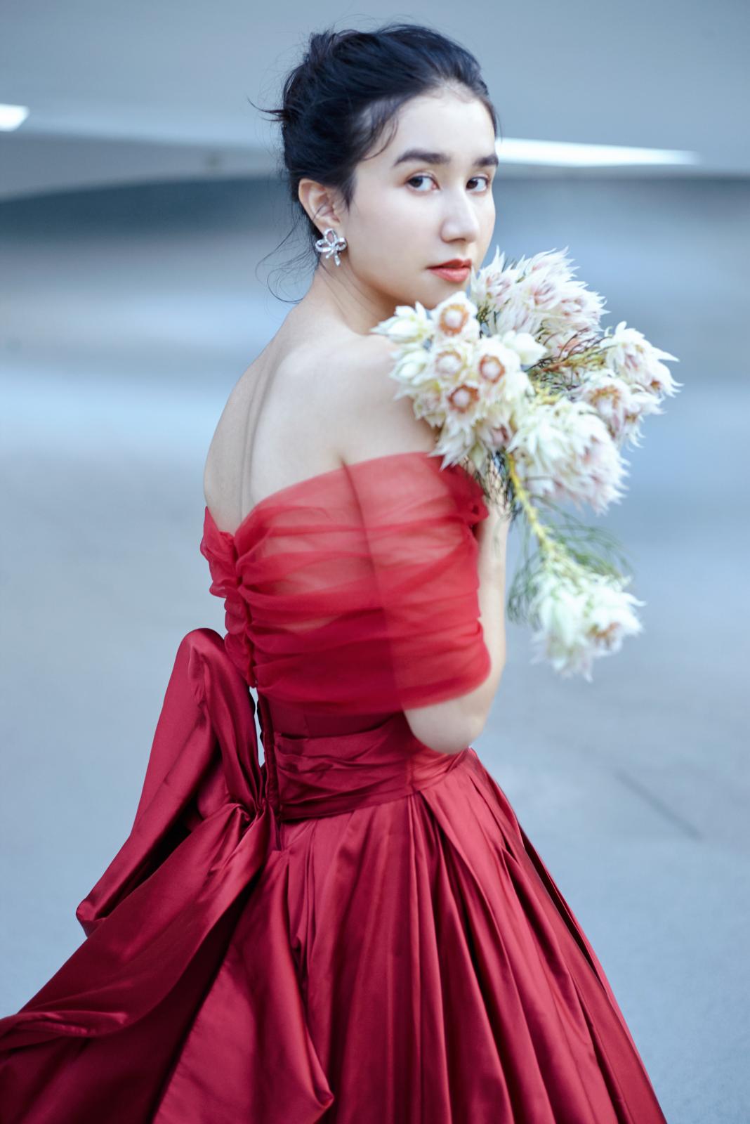 フロントの美しいAラインとバックのドラマティックで立体的なモチーフのドレス。