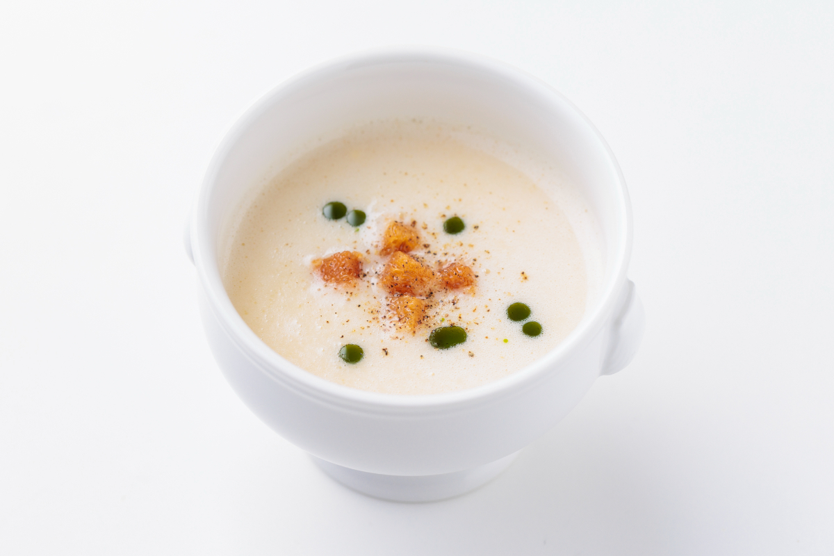 野菜のポタージュスープ　ジェラ地方コンテチーズのロワイヤルエピス風味のクルトン