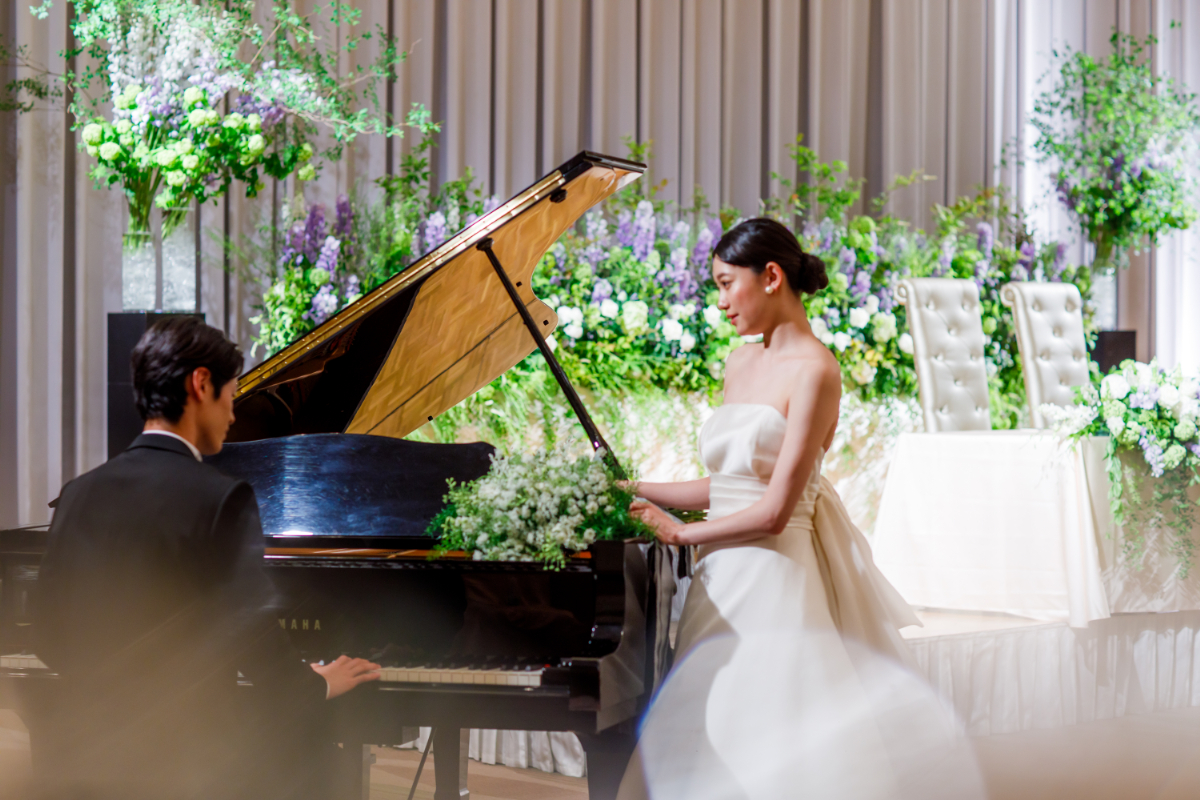 会場が広いためドレスの美しいラインそのままの姿で歩くことができ、最高に美しい花嫁を作ります。