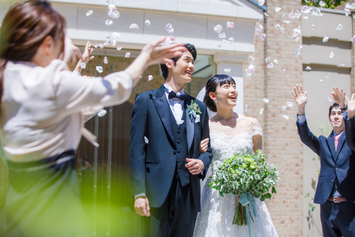 チャペルを出ると広がるお庭でブーケトス、フラワーシャワー、バルーンリリースなどの演出も、おふたりの新しい出発に好相性です。