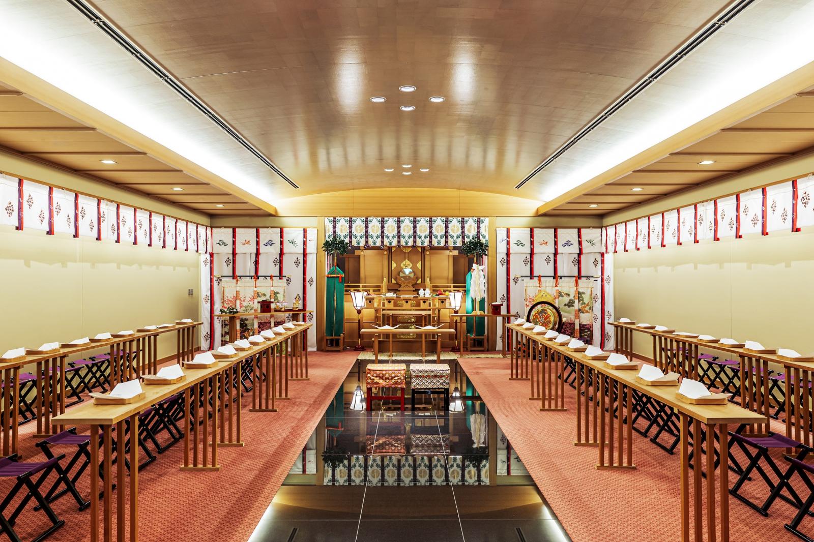 厳かで穏やかな日本古来のしきたりで、三々九度の盃を交わし、誓詞の儀を執り行う。