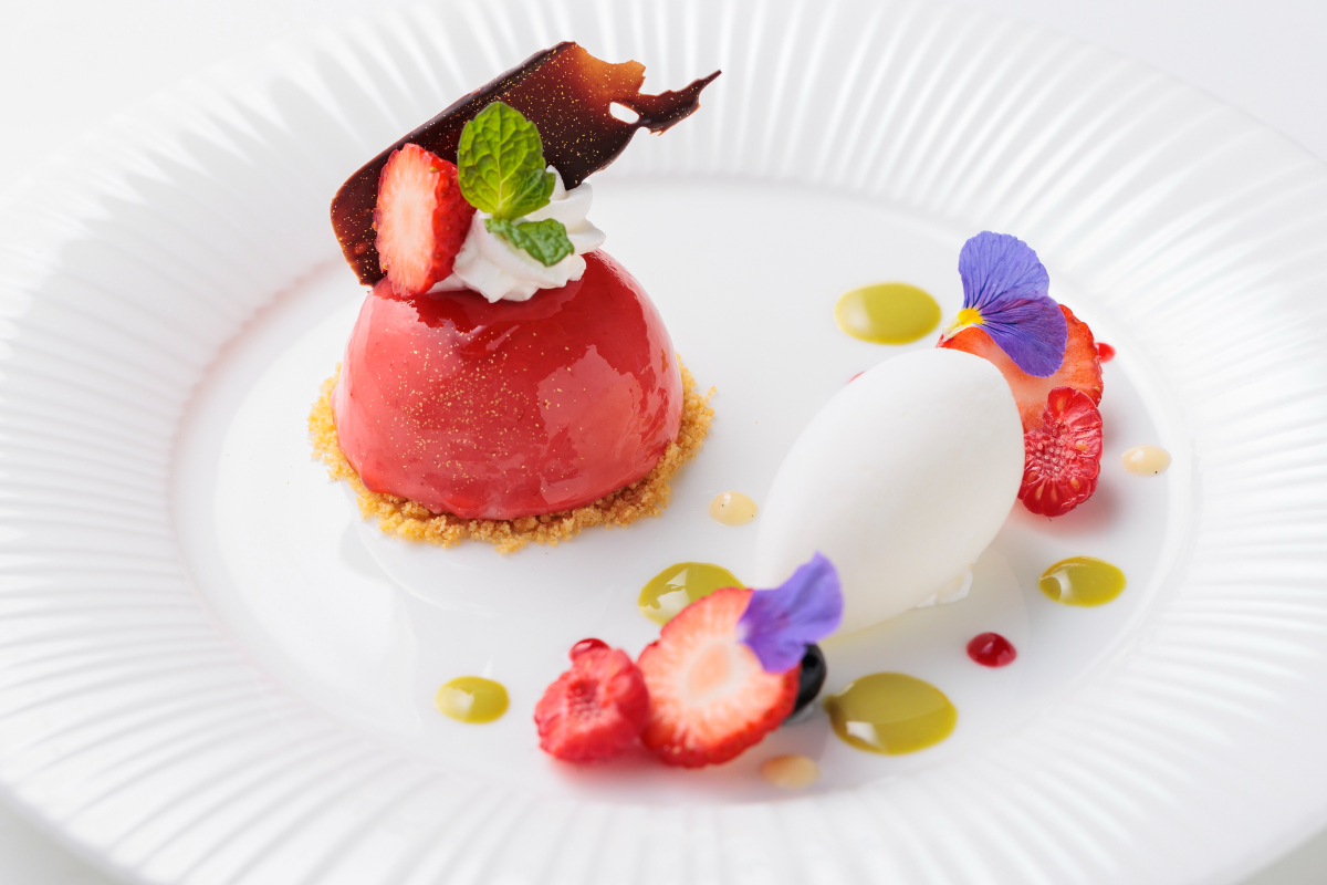 なかはた農園苺のムース　ピスタチオナッツのクレームアングレーズ　ASOMILKのグラスと共に