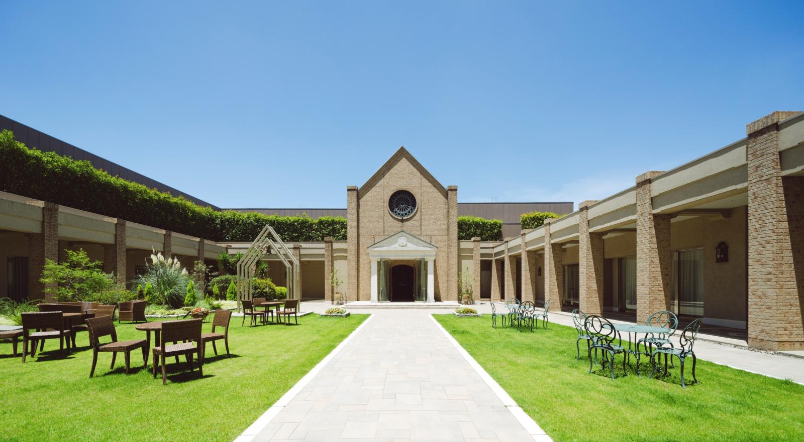 ホテル最上階に佇む、煉瓦積の回廊と緑に包まれた独立型のガーデンチャペル。