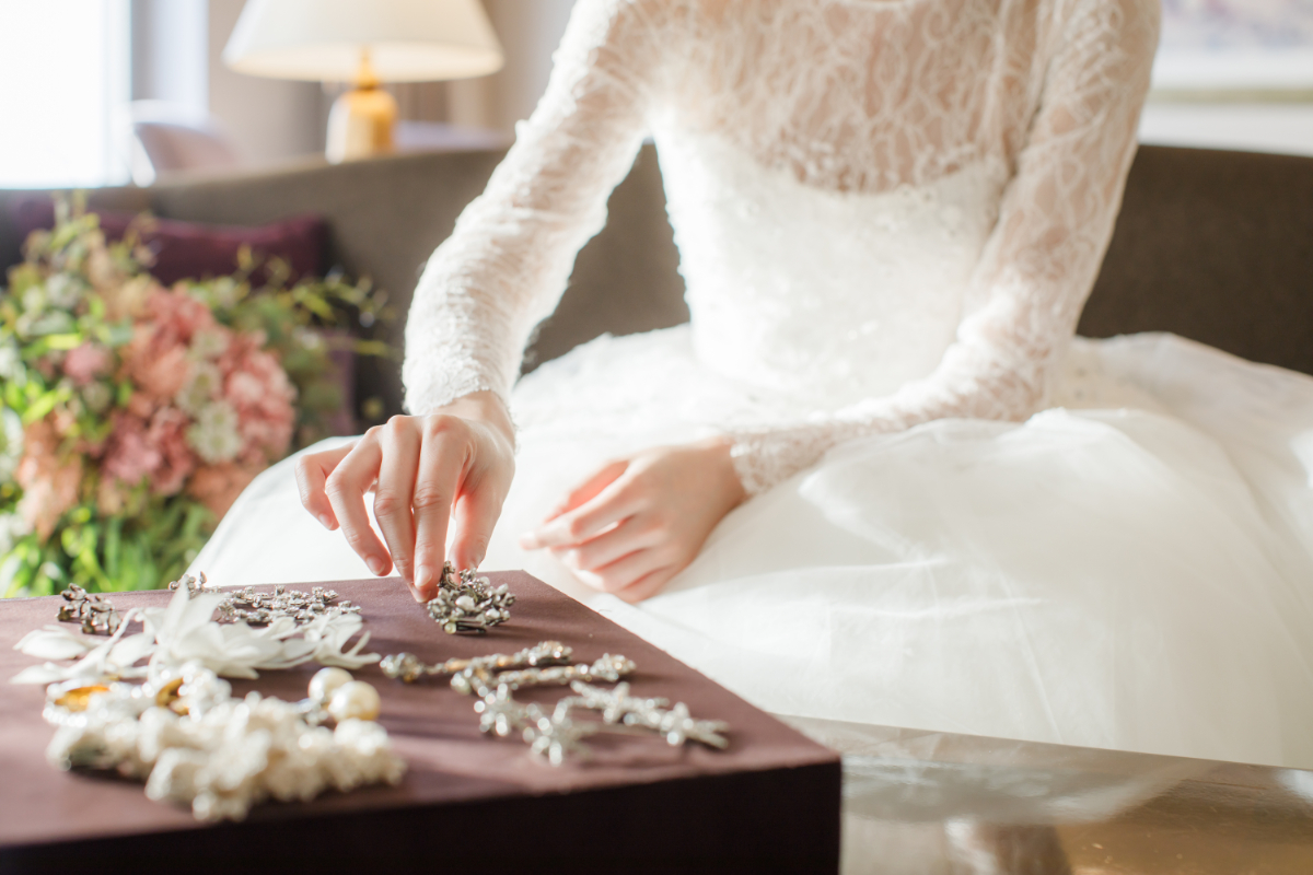 純白のドレスに身を包んだ花嫁様を鮮やかに彩るアクセサリー