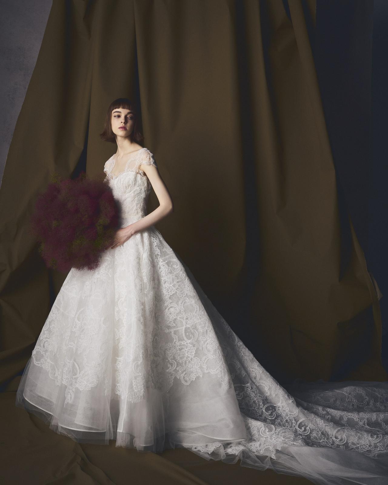 美しく広がるスカートのシルエットはウエストラインをスッキリと見せてくれます。