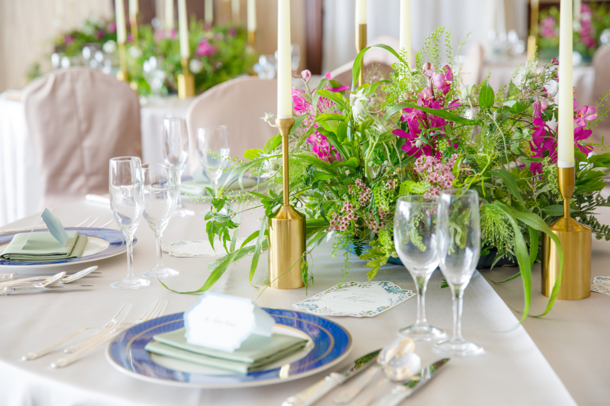 高級感に溢れ、隅々まで寛ぎに満ちた空間が、アットホームな大人のウエディングを演出