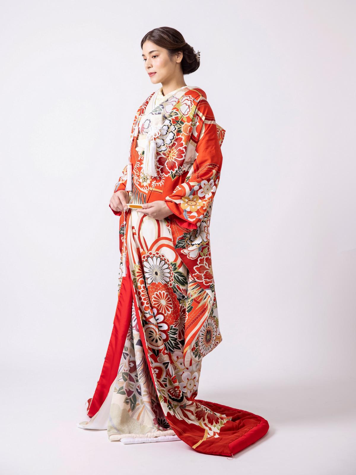 デザインは華やかで斬新。<br />
赤橙と生成りの配色がレトロ感漂う衣裳です。
